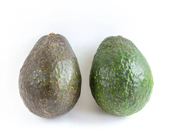 Twee Verse Hele Avocado Geïsoleerd Witte Achtergrond Rijpe Groene Organische — Stockfoto