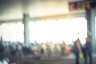 Hareket bulanık yolcular yürüyen ve Amerikan havaalanında terminal kapısında bekleyen