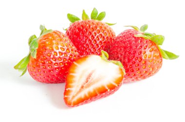 Beyaz arka planda yarım dilim kesilmiş üç taze çilek grubu. Kırpma yolu olan organik kırmızı böğürtlen ve boşluk kopyala