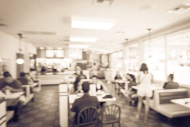 Vintage sesi bulanık görüntü Austin, Teksas, ABD'de kompakt bir fast food restoran. İnsanlar sos, ketçap hizmet ve hamburger, kızarmış patates kızartması ve şeker içecek ile öğle yemeği zevk