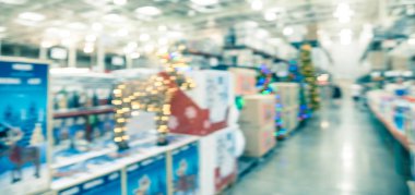 Bulanık görüntü Led ışıklı geyik, toptan mağazada led kardan adam ve büyük Noel ağaçları dekorasyon açtı. Çelenkler ve bokeh ışıkları dizeleri yapay Noel ağacı çevreleyen. Müşteri alışverişi