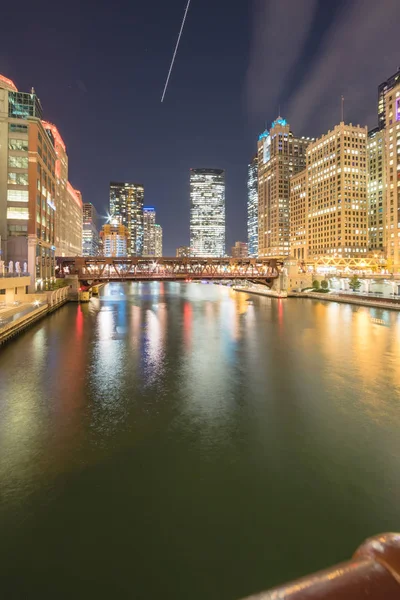 Риверсайд Чикаго Голубой Час Вдоль Уэллс Стрит — стоковое фото