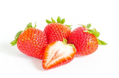 Beyaz arka planda yarım dilim kesilmiş üç taze çilek grubu. Kırpma yolu olan organik kırmızı böğürtlen ve boşluk kopyala