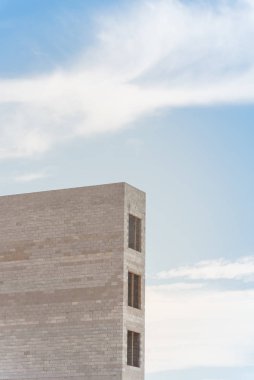 Richardson, Teksas, Amerika'da yapımı devam ediyor yeni bir apartman için asansör şaft Yakın çekim. Bulut mavi gökyüzü altında beton asansör kulesi nin lookup görünümü