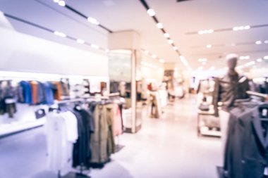Bir erkek moda mağazası içinde mankenler bulanık görüntü. Soyut alışveriş merkezi butik iç bulanık, bokeh ışık arka plan ile erkek giyim mağazası.