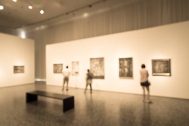 Bulanık görüntü insanlar bize sanat sergisi ziyaret. Güzel Sanat Galerisi soyut defocused bulanıklık genel arka plan.