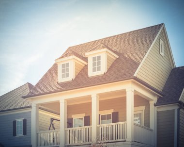 Dallas 'ın varoşlarındaki tipik iki katlı kır evi. Tırabzan, yatakhane çatısı ve yıpranmış kiremit kaplamalı beyaz veranda verandası.