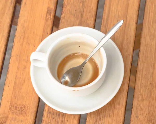 屋外の木製テーブルの上に伝統的なベトナムのミルクコーヒーの空のカップ 人気の白いセラミックカップとソーサー — ストック写真