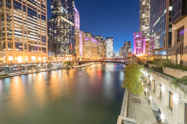 Fantastisk Utsikt Över Floden Chicago Skylines Blå Timme Mot Clark — Stockfoto