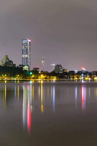 Розмитий Рух Hanoi Skylines Віддзеркалюється Західному Озері Тей Ханой Столиця — стокове фото