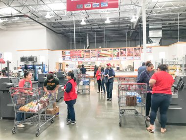 Dallas, Tx, US-Oct 19, 2019: Churchill Yolu, Dallas 'taki Costco' da kendi kendini kontrol eden büfeler. Personel üniforması reklam uygulamasını destekleyin. Bu seçenek 125 toptan satış mağazasında uzun kuyrukları azaltmak için kullanılabilir