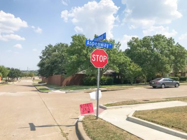 Dallas, Teksas, Amerika yakınlarındaki banliyö mahallesinde tüm yol durdurmak ve emlak satış işareti. Yerel sürücü kavşağı yakınındaki kaldırımda çim satış işareti
