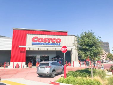 Dallas, Tx, US-Oct 19, 2019: Müşteriler Churchill Yolu, Dallas 'taki Cosco deposuna giriyor. Sadece üyelere özel bir depo kulübü zinciri işleten çok uluslu bir Amerikan şirketi.