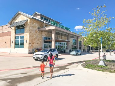 Highland Village, Tx, US-Oct 2, 2019: Aile üyeleri Dallas 'ın bir banliyösü olan Highland Village' daki Whole Foods mağazasına girer. Bu süpermarket yüksek kaliteli ve doğal ürünler satıyor, hidrojensiz.