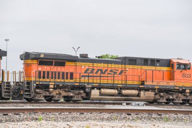 Fort Worth, Tx, Us-May 10, 2019: Fort Worth, Teksas, Amerika'daki merkez tren bahçesinde Bsnf lokomotifleri. Bnsf Demiryolu Şirketi Kuzey Amerika'nın en büyük yük demiryolu ağıdır