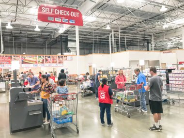 Dallas, Tx, US-Oct 19, 2019: Churchill Yolu, Dallas 'taki Costco' nun kasiyerlerindeki meşgul müşteriler. Bu seçenek, 125 toptan satış mağazasında uzun kuyrukları azaltmak için kullanılabilir