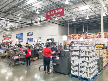 Dallas, Tx, US-Oct 19, 2019: Churchill Yolu, Dallas 'taki Costco' da kendi kendini kontrol eden büfeler. Personel üniforması reklam uygulamasını destekleyin. Bu seçenek 125 toptan satış mağazasında uzun kuyrukları azaltmak için kullanılabilir