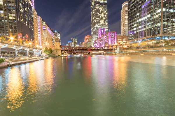 Busy Boat Tour Light Trail Chicago Skylines Blue Hour Clark —  Fotos de Stock