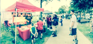 Panorama bulanık görüntü farklı çocuklar ve ebeveynler dallas, Teksas, Amerika yakınlarındaki yerel etkinlik fuarında sihirli göstermek küçük büyülü standı izlerken