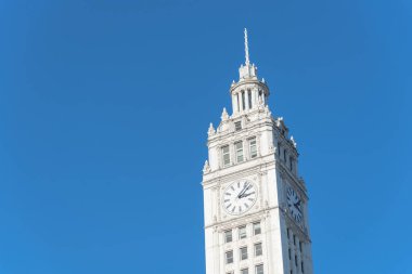Geleneksel binanın tepesi alçak açılı ve her yöne bakan saat yüzlü. Chicago, Illinois 'deki Michigan Bulvarı boyunca saat kulesi..