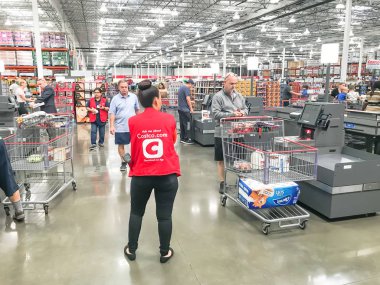 Dallas, Tx, US-Oct 19, 2019: Churchill Yolu, Dallas 'taki Costco' da kendi kendini kontrol eden büfeler. Personel üniforması reklam uygulamasını destekleyin. Bu seçenek 125 toptan satış mağazasında uzun kuyrukları azaltmak için kullanılabilir