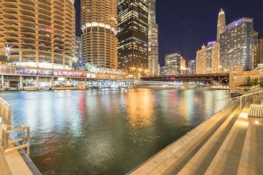 Marina Koyu 'ndaki büyük balıkçı iskelesinden nehir kenarındaki Chicago siluetlerine ve mavi saatte State Caddesi' ne bakın.