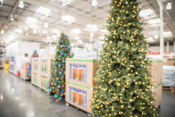 Imagen Borrosa Enorme Decoración Árboles Navidad Tienda Por Mayor Coronas — Foto de Stock