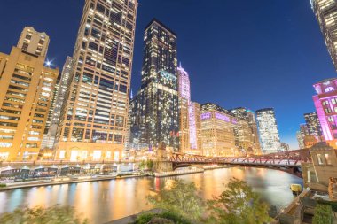 Clark Caddesi 'ne doğru mavi saatte Chicago' nun göz kamaştırıcı manzarası.