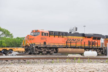 Fort Worth, Tx, Us-May 10, 2019: Fort Worth, Teksas, Amerika'daki merkez tren bahçesinde Bsnf lokomotifleri. Bnsf Demiryolu Şirketi Kuzey Amerika'nın en büyük yük demiryolu ağıdır