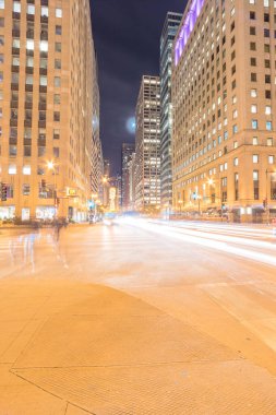 Akşam saatlerinde Chicago şehir merkezindeki Wacker Dr caddesinde yoğun trafik. Silüeti, gökdelen binaları ve mavi saat, alacakaranlıkta ışık parkurları güzel modern cityscape görünümü.