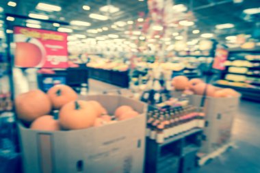 Vintage sesi Houston, Teksas, Abd bakkal içinde görüntü bulanık görüntü Halloween dekorasyon. Saman, mısır, bahçe arabası vagon ve korkuluk üzerinde kabak yığını ekranda. Tatil şenlikli arka plan
