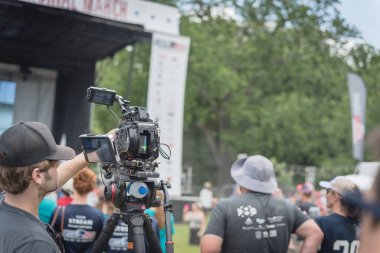 Dallas, Teksas, Usa 'daki halk parkında bulanık seyirci geçmişi olan tanımlanamayan profesyonel kamera kaydı. Dış monitörlü video kamera ve stereo mikrofonu iptal eden gürültü