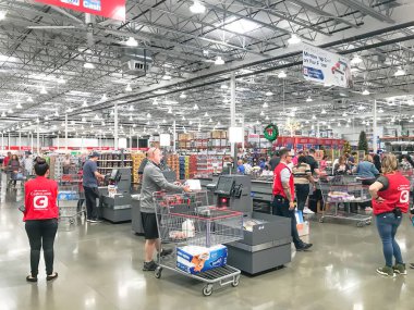Dallas, Tx, US-Oct 19, 2019: Churchill Yolu, Dallas 'taki Costco' da kendi kendini kontrol eden büfeler. Personel üniforması reklam uygulamasını destekleyin. Bu seçenek 125 toptan satış mağazasında uzun kuyrukları azaltmak için kullanılabilir