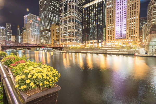 Splendida Vista Degli Skyline Chicago Lungo Fiume All Ora Blu — Foto Stock