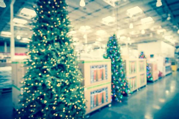 Verschwommenes Bild Riesige Weihnachtsbaumschmuck Großhandel Kränze Und Lichterketten Umgeben Den — Stockfoto