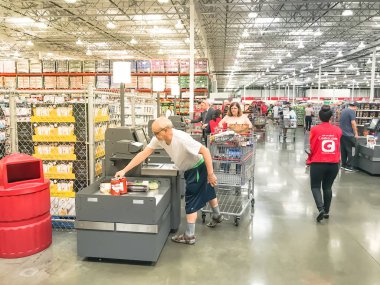 Dallas, Tx, US-Oct 19, 2019: Churchill Yolu, Dallas 'taki Costco' nun kasiyerlerindeki meşgul müşteriler. Bu seçenek, 125 toptan satış mağazasında uzun kuyrukları azaltmak için kullanılabilir
