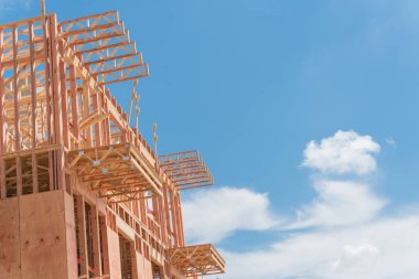 Kuzey Dallas, Teksas, Amerika yakınlarında yapım aşamasında büyük veranda ile modern condominium binanın düşük açı görünümü. Ahşap çerçeveli ahşap ev, kiriş, joist, bulut mavi gökyüzü altında kiriş yakın çekim