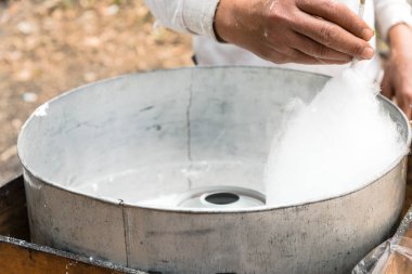 Vietnam 'da pamuk helvayı diş ipi makinesinde bitirdim. Sokak yemekleri yapma süreci