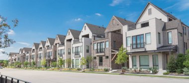 Richardson, Kuzey Dallas üç katlı tek aile evleri Panorama park yan marka yeni satır. Büyük sokak ve çit yakınında yan özel avlular ile kentsel yaşam konutmodern tasarım