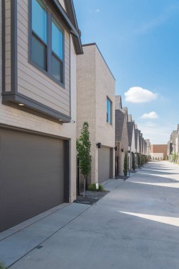 Kuzey Dallas, Teksas'taki modern üç katlı evden garajlar. Metal çit kapısı ve iyi döşeme manzara ile yeni gelişme konut toplumun büyük arka sokak