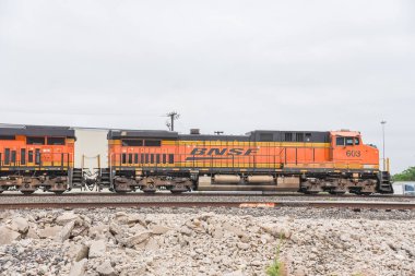 Fort Worth, Tx, Us-May 10, 2019: Fort Worth, Teksas, Amerika'daki merkez tren bahçesinde Bsnf lokomotifleri. Bnsf Demiryolu Şirketi Kuzey Amerika'nın en büyük yük demiryolu ağıdır