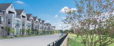 Richardson, Kuzey Dallas üç katlı tek aile evleri Panorama park yan marka yeni satır. Büyük sokak ve çit yakınında yan özel avlular ile kentsel yaşam konutmodern tasarım
