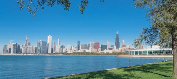 Panorama Vista Frente Lago Chicago Skylines Con Árboles Del Parque — Foto de Stock