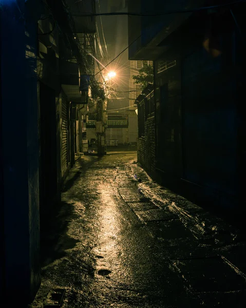 빈티지 어둡고 그림자가 있으며 베트남 하노이 교외에서 밤에는 위험하게 도시의 — 스톡 사진