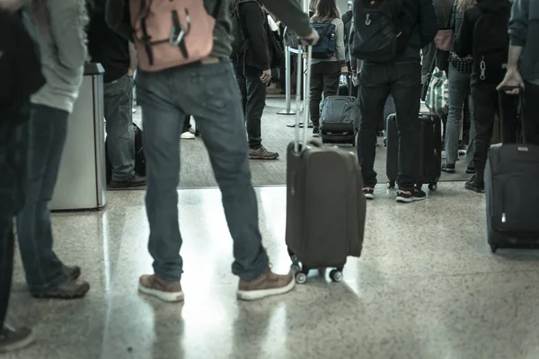 Lange Schlange Von Passagieren Die Mit Handgepäck Warten Bevor Sie — Stockfoto