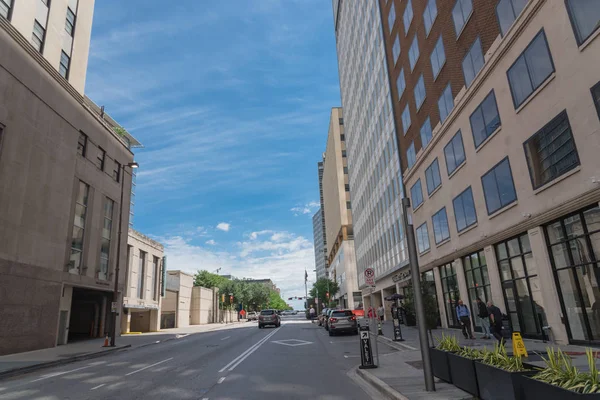 2019年5月3日 テキサス州ダラス 雲の下のきれいな通りと近代的な高層ビルのオフィスビルがあるダラスのダウンタウンを歩く人々青空 — ストック写真