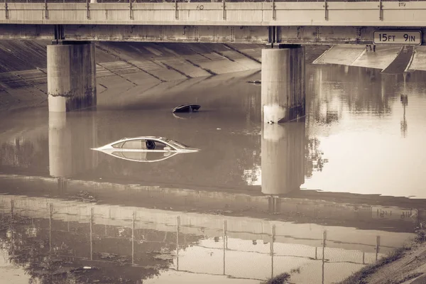 15フィートと9インチの高さの橋で 下に浸水した車があります テキサス州ヒューストン中心街近くの高速道路の下でセダン車を交換 — ストック写真