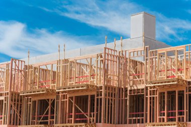 Ahşap kereste ahşap çerçeve ve beton asansör şaft ile yapım aşamasında modern condominium bina. Dallas, Teksas yakınlarındaki çok katlı garajile lüks apartman kompleksi