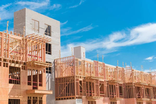 Nahaufnahme Einer Bau Befindlichen Mehrstöckigen Eigentumswohnung Mit Holzfachwerk Und Betonfahrstuhlschacht — Stockfoto