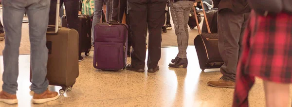 Panorama Achteraanzicht Lange Rij Passagiers Wachtend Met Handbagage Voordat Instappen — Stockfoto